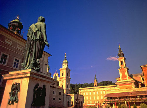 Моцартплатц и памятник Моцарту