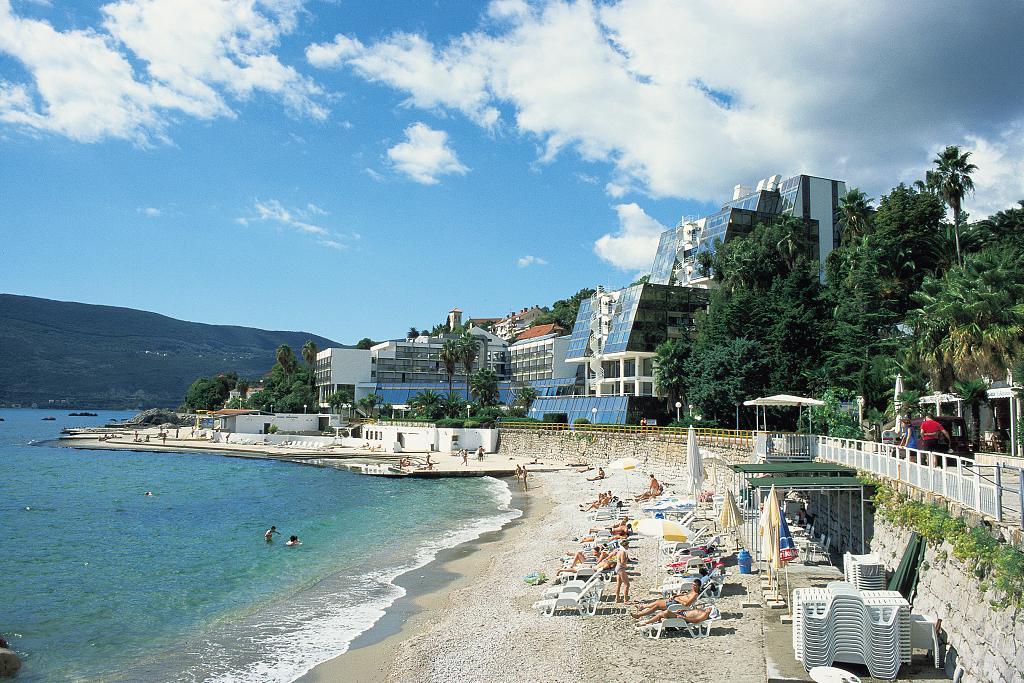 Пляж курорта Герцег Нови в Черногории