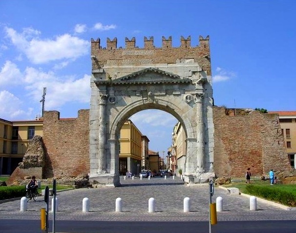 Триумфальная арка Августа, Римини, Италия