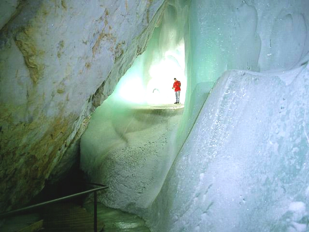 Пещера Айсризенвельт в Австрии