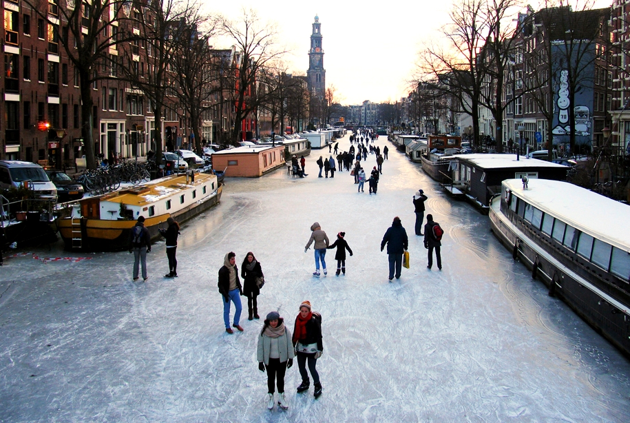 Площадь Ньивмвмаркт в Амстердаме