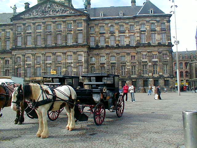 Площадь дам в Амстердаме