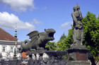 Центральная площадь Альтер-Платц, фонтан со скульптурой легендарного дракона. Клагенфурт, Австрия.