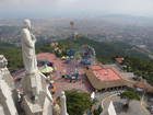 Вид с храма Святого Сердца Христова на парк аттракционов и Барселону