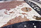 Памятник первооткрывателям. Карта мира и роза ветров