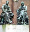 Статуи Иоганн Генрих Richartz и Фердинанд Франц Wallraf перед музеем