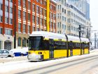 Желтый трамвай на заснеженной улице Берлина